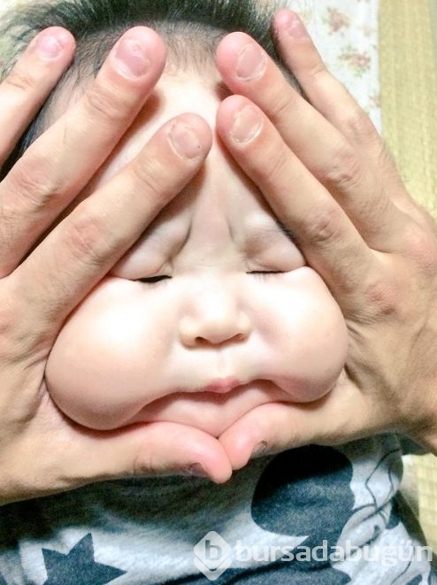 Japonya'da bebeklere bu yapılıyor. İki elleri yüzlerini sıkıştırıp...