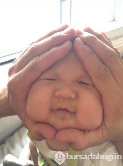 Japonya'da bebeklere bu yapılıyor. İki elleri yüzlerini sıkıştırıp...