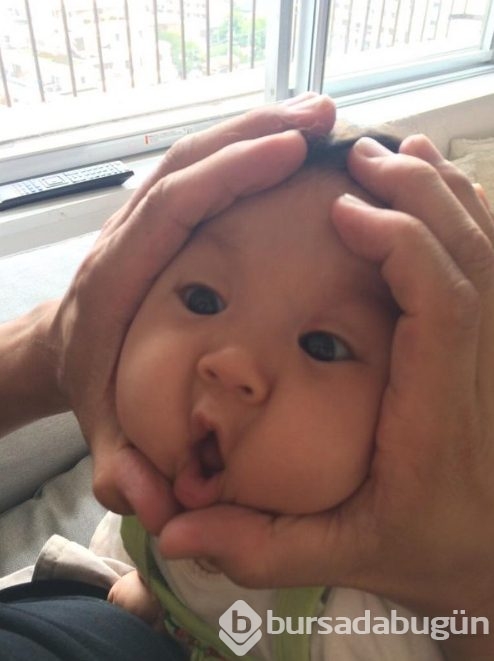 Japonya'da bebeklere bu yapılıyor. İki elleri yüzlerini sıkıştırıp...