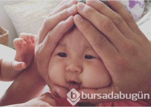Japonya'da bebeklere bu yapılıyor. İki elleri yüzlerini sıkıştırıp...