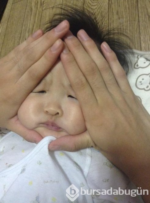 Japonya'da bebeklere bu yapılıyor. İki elleri yüzlerini sıkıştırıp...
