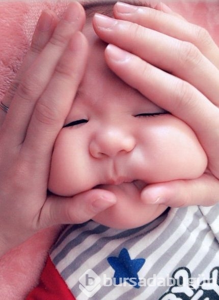 Japonya'da bebeklere bu yapılıyor. İki elleri yüzlerini sıkıştırıp...
