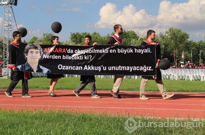 ODTÜ'nün 2016 mezunlarından pankartlı mesajlar