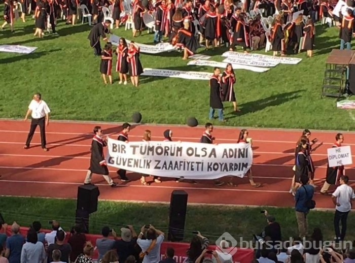 ODTÜ'nün 2016 mezunlarından pankartlı mesajlar