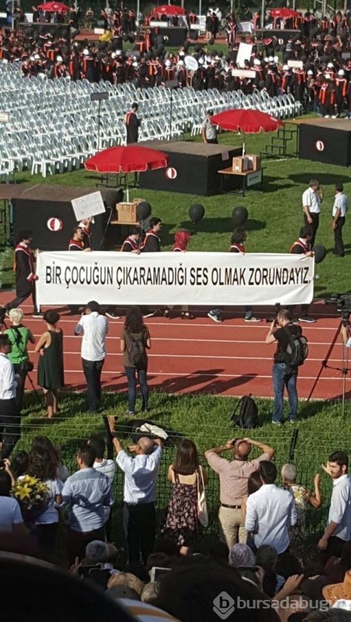 ODTÜ'nün 2016 mezunlarından pankartlı mesajlar