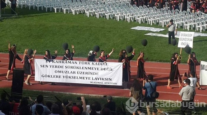 ODTÜ'nün 2016 mezunlarından pankartlı mesajlar