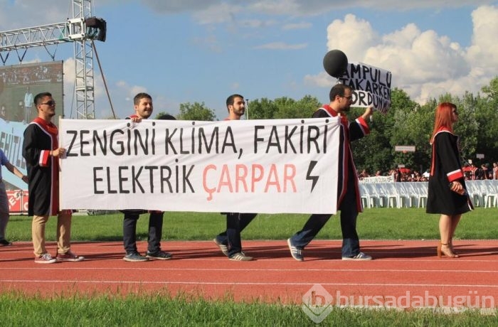ODTÜ'nün 2016 mezunlarından pankartlı mesajlar