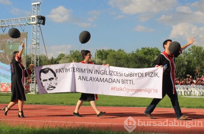 ODTÜ'nün 2016 mezunlarından pankartlı mesajlar