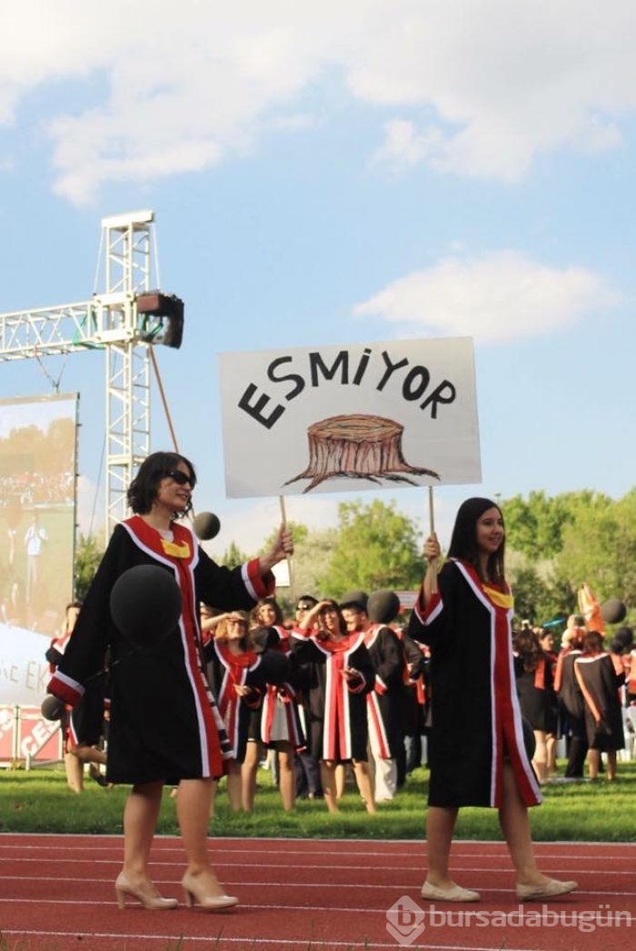 ODTÜ'nün 2016 mezunlarından pankartlı mesajlar