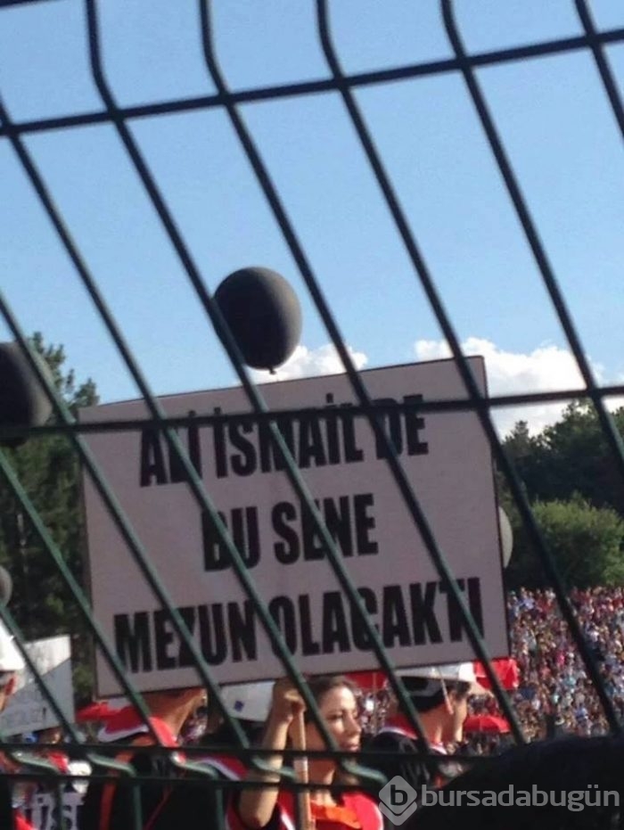 ODTÜ'nün 2016 mezunlarından pankartlı mesajlar