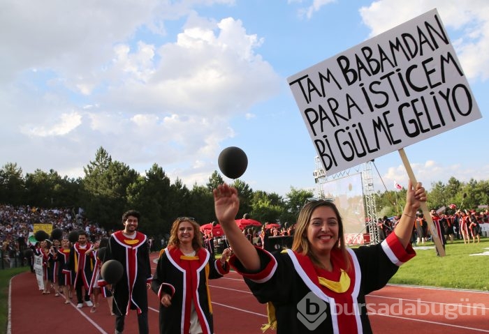 ODTÜ'nün 2016 mezunlarından pankartlı mesajlar
