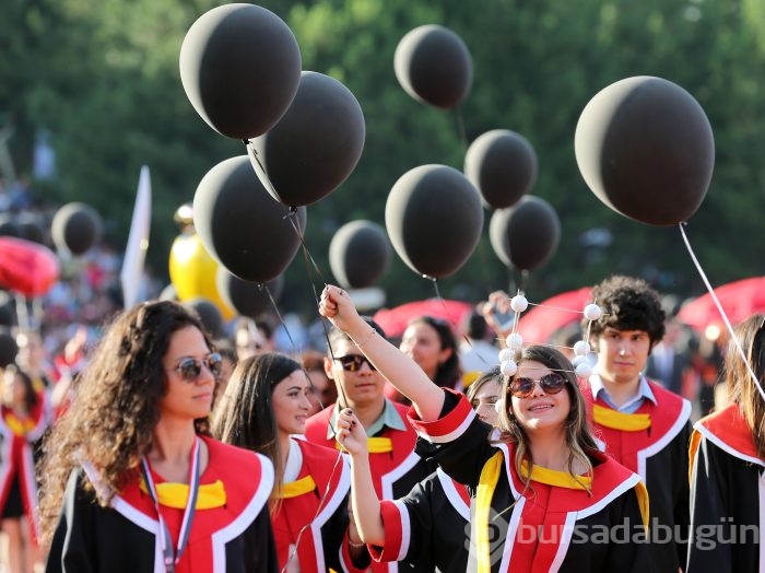 ODTÜ'nün 2016 mezunlarından pankartlı mesajlar