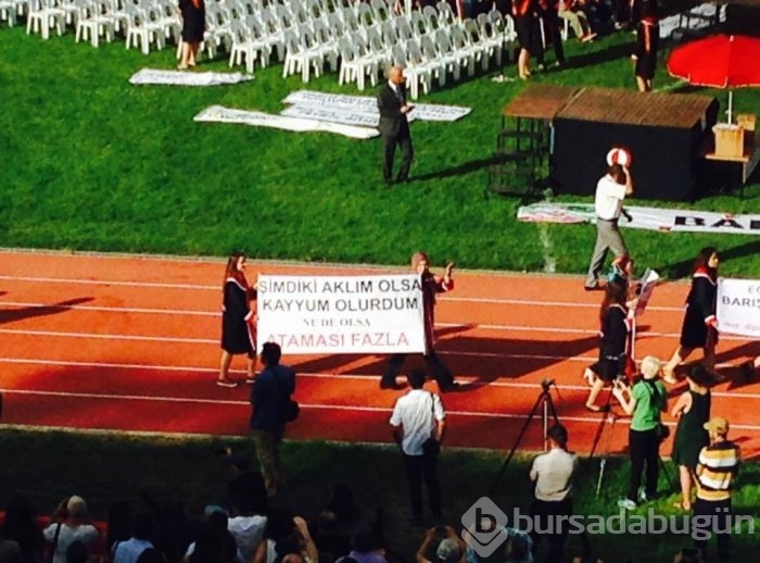 ODTÜ'nün 2016 mezunlarından pankartlı mesajlar