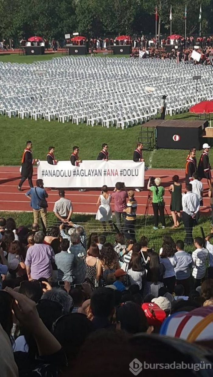 ODTÜ'nün 2016 mezunlarından pankartlı mesajlar