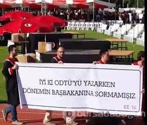 ODTÜ'nün 2016 mezunlarından pankartlı mesajlar
