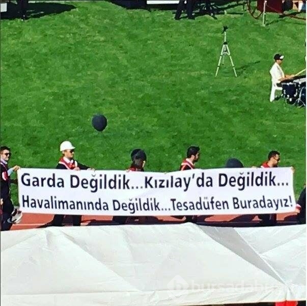 ODTÜ'nün 2016 mezunlarından pankartlı mesajlar
