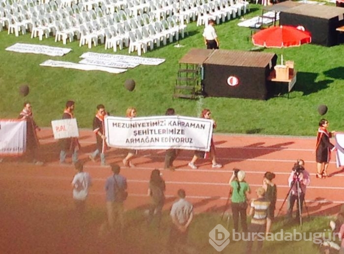 ODTÜ'nün 2016 mezunlarından pankartlı mesajlar