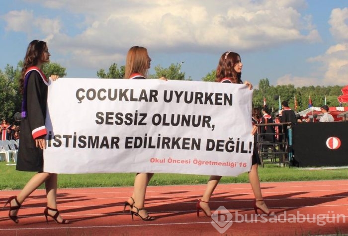 ODTÜ'nün 2016 mezunlarından pankartlı mesajlar