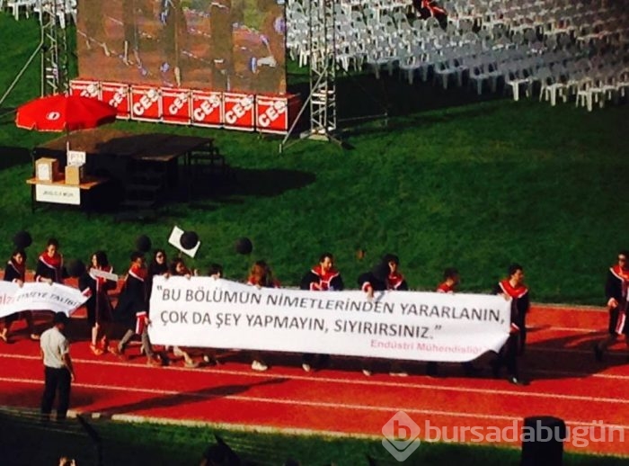 ODTÜ'nün 2016 mezunlarından pankartlı mesajlar