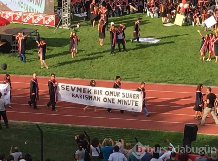 ODTÜ'nün 2016 mezunlarından pankartlı mesajlar