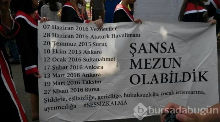 ODTÜ'nün 2016 mezunlarından pankartlı mesajlar
