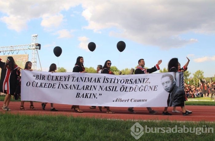 ODTÜ'nün 2016 mezunlarından pankartlı mesajlar