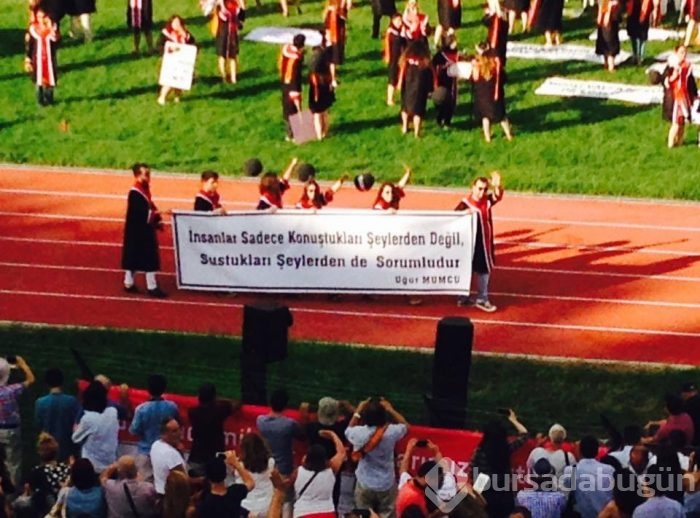 ODTÜ'nün 2016 mezunlarından pankartlı mesajlar