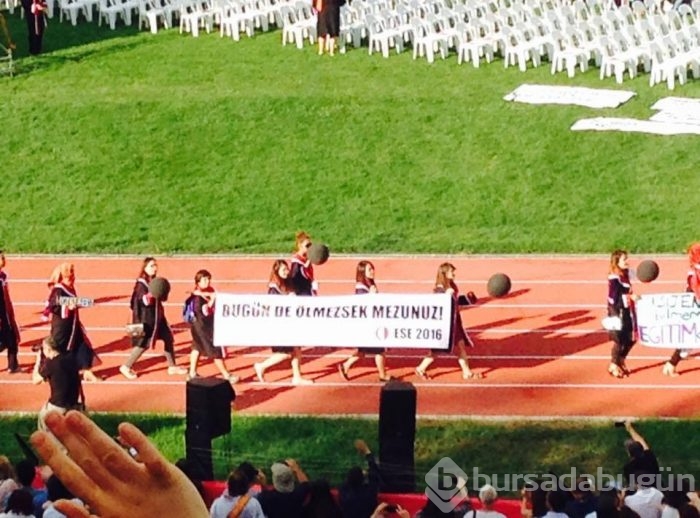 ODTÜ'nün 2016 mezunlarından pankartlı mesajlar