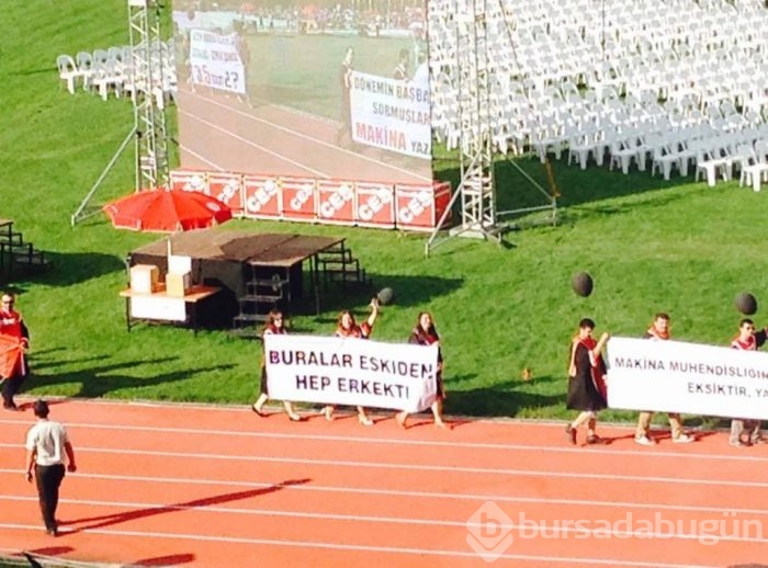ODTÜ'nün 2016 mezunlarından pankartlı mesajlar