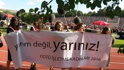 ODTÜ'nün 2016 mezunlarından pankartlı mesajlar