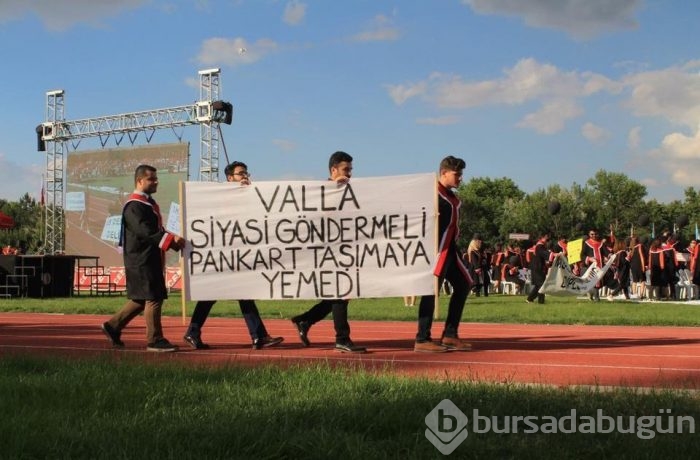 ODTÜ'nün 2016 mezunlarından pankartlı mesajlar