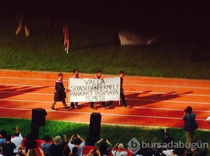 ODTÜ'nün 2016 mezunlarından pankartlı mesajlar