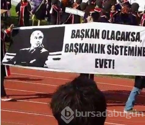 ODTÜ'nün 2016 mezunlarından pankartlı mesajlar