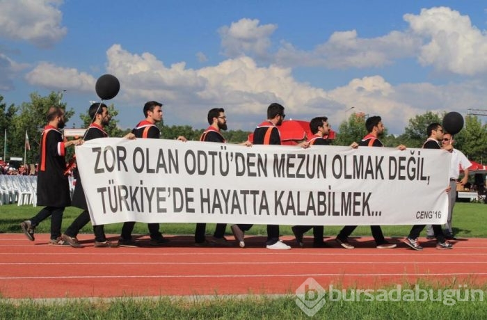 ODTÜ'nün 2016 mezunlarından pankartlı mesajlar