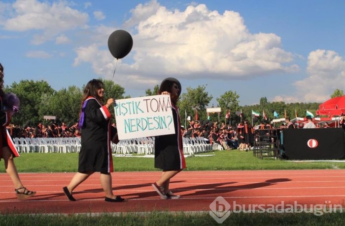 ODTÜ'nün 2016 mezunlarından pankartlı mesajlar