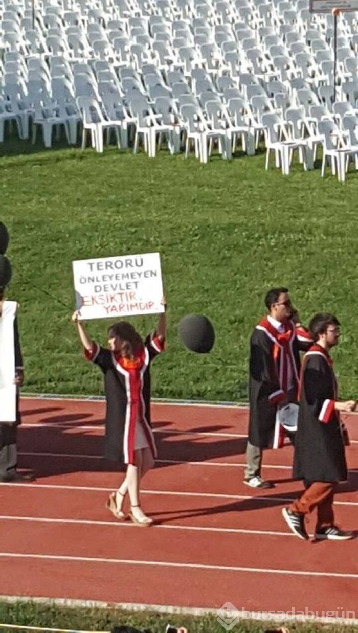 ODTÜ'nün 2016 mezunlarından pankartlı mesajlar