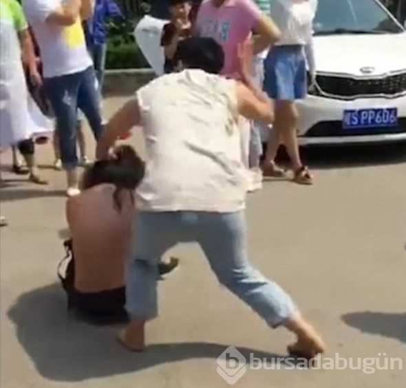 Kocasının metresine meydan dayağı attı. Etraftakiler bakakaldı