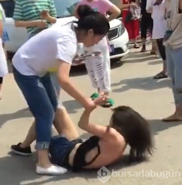 Kocasının metresine meydan dayağı attı. Etraftakiler bakakaldı