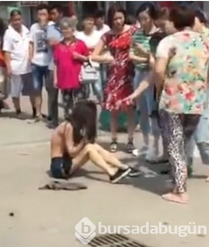 Kocasının metresine meydan dayağı attı. Etraftakiler bakakaldı