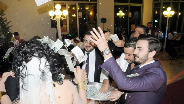 Aşiret düğününde gelin ve damada tepsi tepsi dolar yağdırdılar