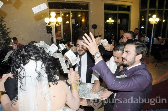 Aşiret düğününde gelin ve damada tepsi tepsi dolar yağdırdılar