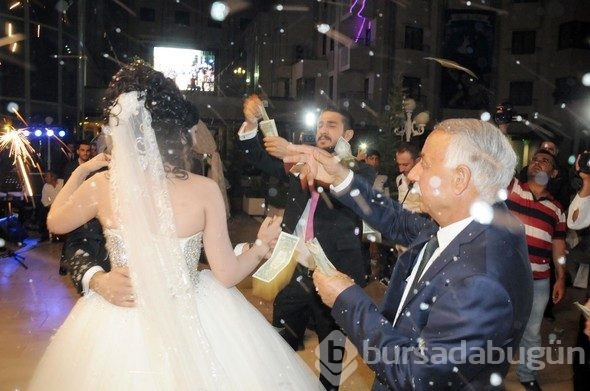 Aşiret düğününde gelin ve damada tepsi tepsi dolar yağdırdılar