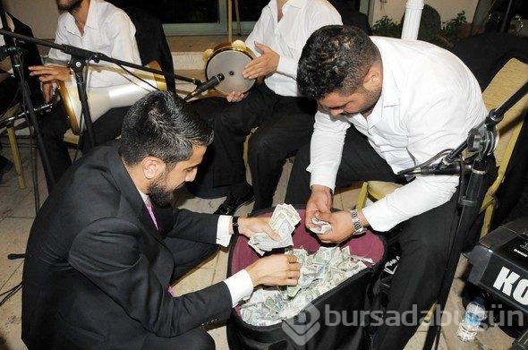 Aşiret düğününde gelin ve damada tepsi tepsi dolar yağdırdılar