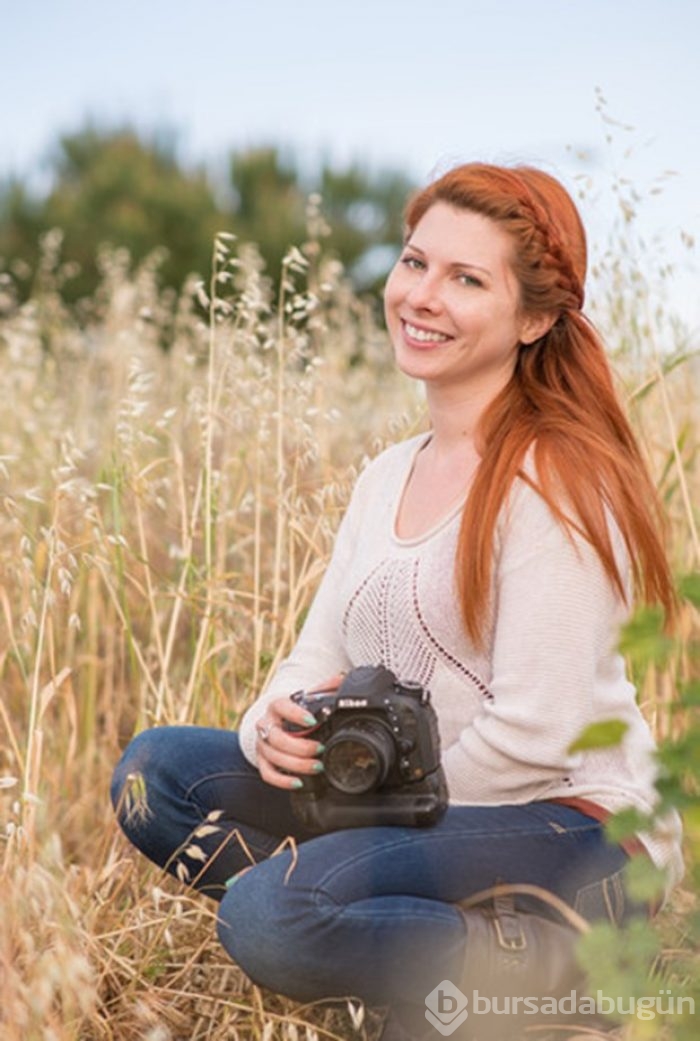 Kendi bebeğinin doğumunu fotoğraflayan kadın