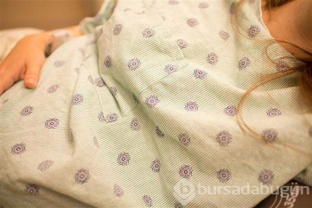 Kendi bebeğinin doğumunu fotoğraflayan kadın