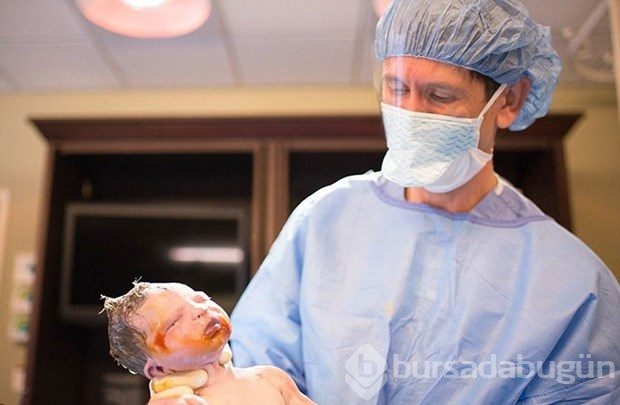 Kendi bebeğinin doğumunu fotoğraflayan kadın
