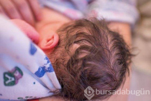 Kendi bebeğinin doğumunu fotoğraflayan kadın