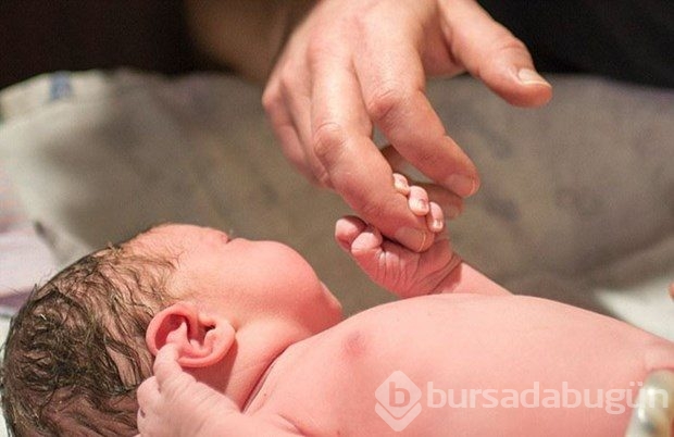 Kendi bebeğinin doğumunu fotoğraflayan kadın
