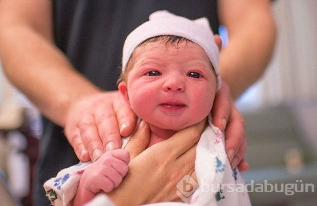 Kendi bebeğinin doğumunu fotoğraflayan kadın