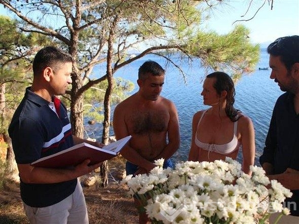 Denizden çıkıp, bikini ve şortla nikah kıydırdılar
